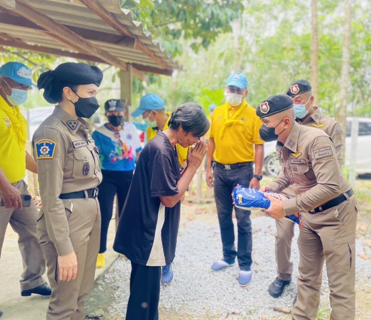 ผกก.สภ.เมืองนราธิวาส ลงพื้นที่ชุมชน ณ นคร ยี่ยมเยียนผู้สูงอายุ ผู้ป่วยติดเตียง และมอบข้าวสาร