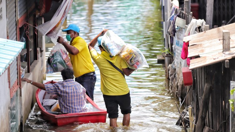 ทต.บางหลวงพร้อมจิตอาสาฝ่ายปกครองเมืองปทุมธานีลุยน้ำแจกถุงยังชีพยารักษาโรค 400 ชุดเหยื่ออุทกภัย