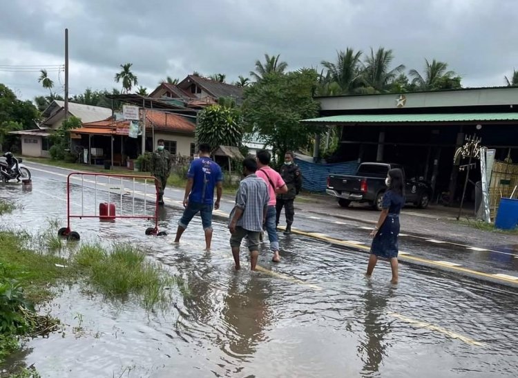 น้ำป่าไหลท่วมบ้านเรือนราษฏรน้ำเกลี้ยงหลายหลังคาเรือน อำเภอรุดให้ความช่วนเหลือแล้ว