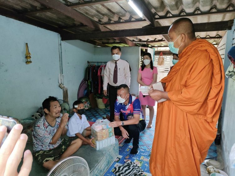 พระครูแจ้ เมตตาช่วย เด็ก ป.3 ยอดกตัญญู มอบสิ่งของบรรเทาทุกข์ พร้อมประสานหน่วยงานเกี่ยวข้องเข้าช่วยเหลือ