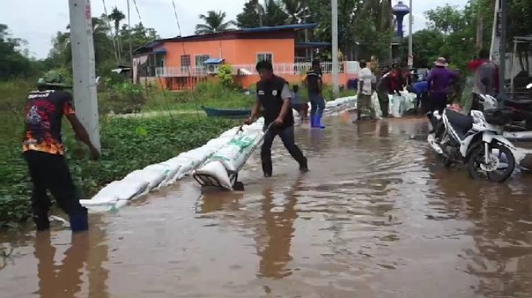 ฝนกระหน่ำน้ำนอง นายกอบต.นาดี ลุยวางกระทรายกันน้ำท่วม ระดับน้ำเพิ่มสูงต่อเนื่อง