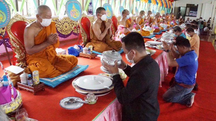 นายกเทศมนตรีตำบลผือใหญ่ นำชาวบ้านจัดงานบุญมหาสังฆทานใหญ่