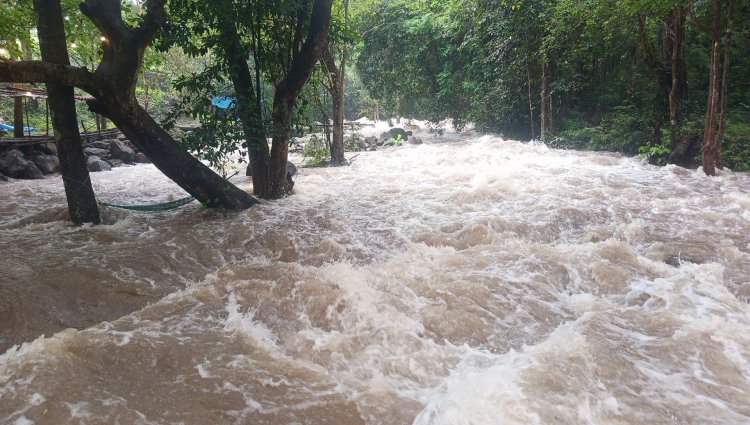 ฝนตกหนักน้ำป่าอุทยานฯเขาใหญ่ทะลักท่วมน้ำตกธารทิพย์ปราจีนฯ