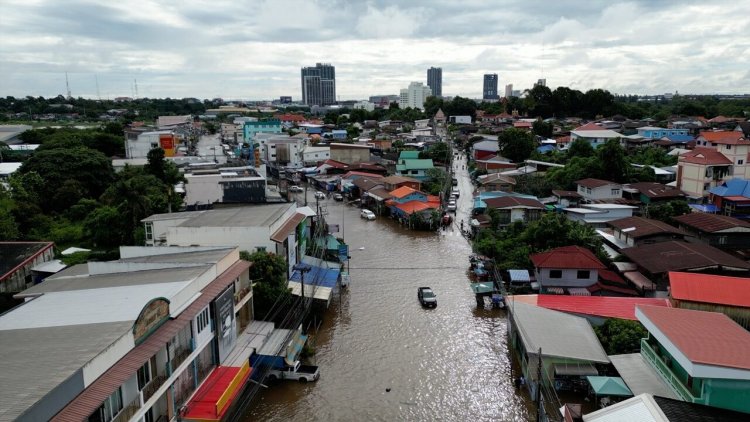 ขอนแก่นจมบาดาล!ฝนตกหนัก น้ำทะลักท่วมเมือง-ถนนหลัก นำรถใหญ่ เรือท้องแบนช่วยรับ-ส่ง