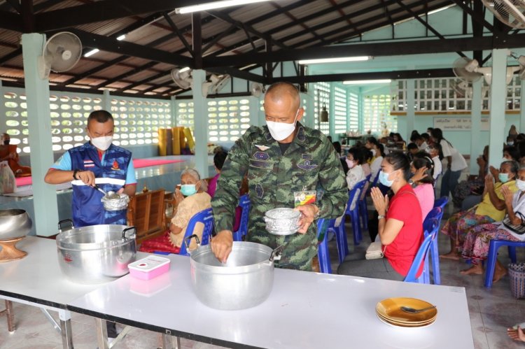 "พล.ต.เฉลิมพร"ผอ.ศปพร. ร่วมบุญ ส่งตายาย “วันสารทเดือนสิบ” วัดเกษมประทีป อ.ตากใบ