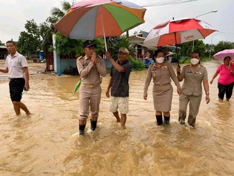 พิษพายุใต้ฝุ่นโนรู ทำน้ำป่าไหลหลาก ท่วมขังบ้านภูน้ำเกลี้ยง