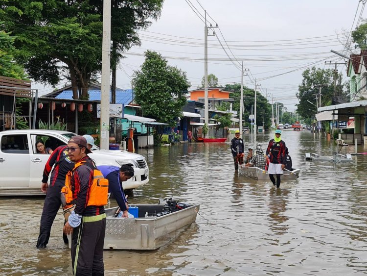 ศรีสะเกษอ่วมหนัก!น้ำท่วมสามชุมชนใหญ่รอบเมืองในรอบทศวรรษหลายพันครัวเรือนจมบาดาลต้องอาศัยในเต๊นท์พักพิงริมถนน