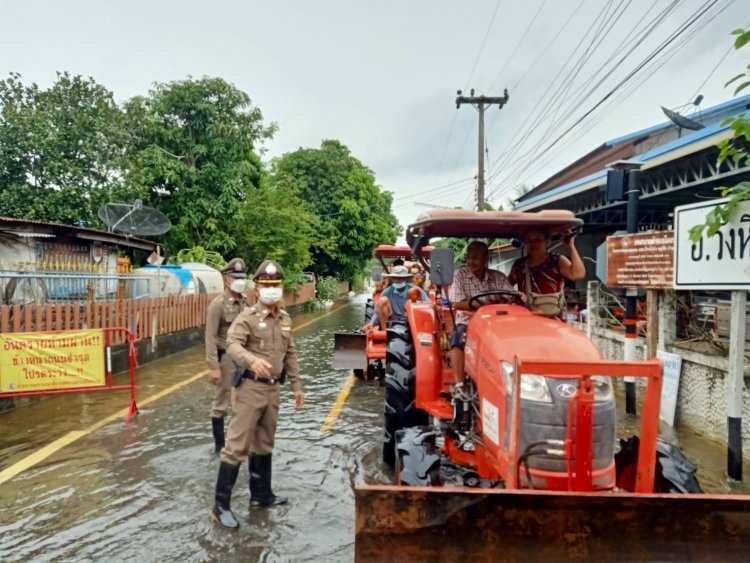 "โนรู"ถล่มศรีสะเกษน้ำท่วมถนนสายปรางค์กู่ อุทุมพรพิสัย รถเล็กสัญจรไม่ได้