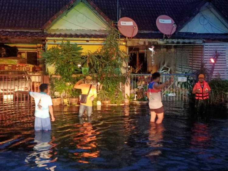 ศรีสะเกษอ่วม!ฝนตกหนักท่วมเทศบาลเมืองเร่งช่วยเหลือผู้ประสบภัย