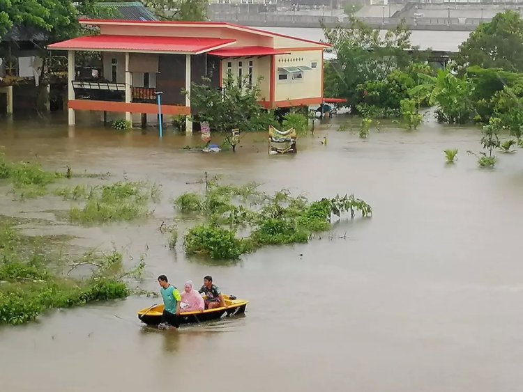 พายุ"โนรู"ถล่มจังหวัดอีสาน อุบลฯหนัก อพยพหนีภัยโกลาหล