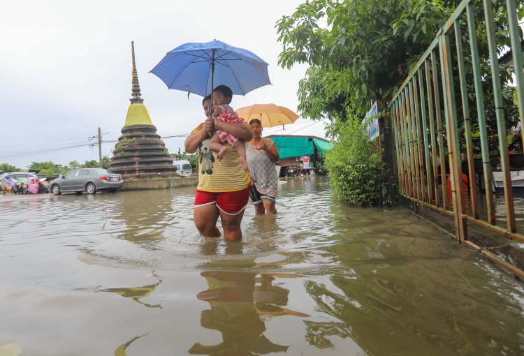 ระทึกหลังเขื่อนเจ้าพระยาเพิ่มการระบายน้ำทำหลายพื้นที่ริมน้ำเมืองปทุมฯน้ำท่วมขัง