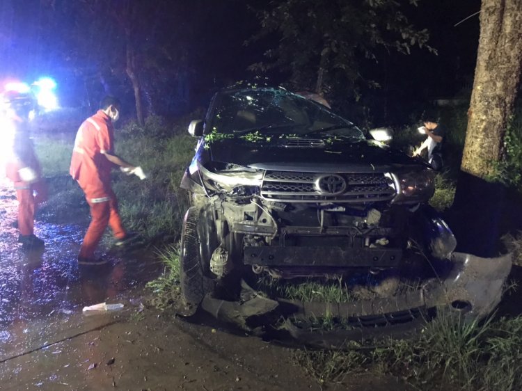 ฝนถล่มทั้งคืนสิบตำรวจโทซิ่งฟอร์จูนเนอร์ เสียหลักพุ่งชนต้นไม้ดับ