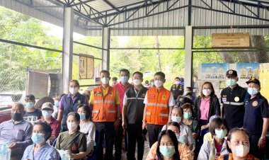 รอง.ผวจ.ตาก-นอภ.แม่สอด  ลงพื้นที่ตรวจสภาพน้ำท่วม พร้อมแจกน้ำดื่มสะอาด ให้ชาวบ้าน ต.พะวอ