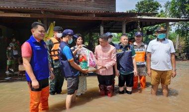 "โสภณ"ผู้ว่าฯ ชัยภูมิ เดินทางมาดำรงตำแหน่งวันแรก ลุยน้ำท่วม ให้กำลังใจชาวบ้านและมอบถุงยังชีพเหยื่ออุทกภัย