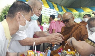 “เฮียเอี๋ยว”ขอเป็น”สะพานบุญ”นำคณะศิษย์ยานุศิษย์ ขอพรพระเดชพระคุณ"หลวงพ่อสายทอง เตชะธัมโม"