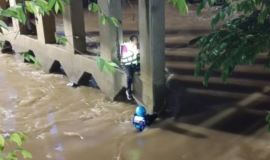 ระทึก!กู้ภัยเร่งช่วยนนท. ชาวจีน ตกลำตะคอง ปีนตอม่อสะพานหนีน้ำป่าเขาใหญ่ไหลเชี่ยว หวิดดับ