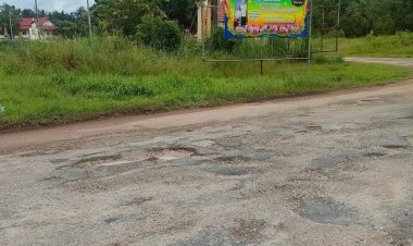 ชาวบ้านเดือดร้อน ถนนเป็นหลุมเป็นบ่อนานนับปี วอนหน่วยงานที่รับผิดชอบ ช่วยซ่อมด้วย