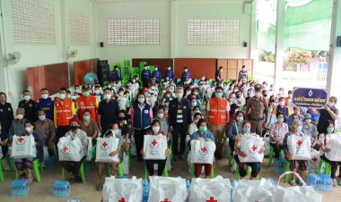 พ่อเมืองตากพร้อมนายกเหล่ากาชาดลงพื้นที่มอบถุงยังชีพและน้ำดื่มให้กับผู้ประสบภัยน้ำท่วมแม่สอด