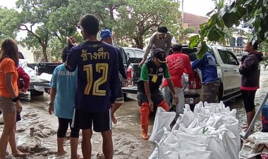 ระดมกรอกกระสอบทรายกั้นน้ำมูลเอ่อล้นท่วมบ้านเรือน-สถานที่ราชการ