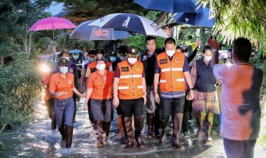 พ่อเมืองชลบุรี รับตำแหน่งวันแรก ลงพื้นที่ช่วยผู้ประสบภัยน้ำท่วมทันที