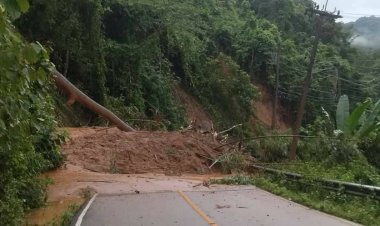 พายุโนรูถล่มฝนตกดินสไลด์  ปิดเส้นทางสาย แม่สอด- พบพระ-อุ้มผาง จนท.เร่งเคลียร์เส้นทาง