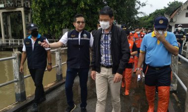 ผู้ว่าฯโคราชคนใหม่ลงพื้นที่งติดตามน้ำท่วมพิมายสั่งติดเครื่องผลักดันน้ำเพิ่มป้องแหล่งโบราณคดี