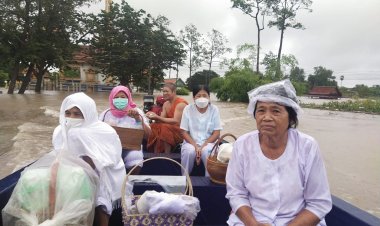 มิอาจขัดศรัทธาในบวรพุทธศาสนา.... แม้น้ำท่วมสูงสายบุญรู้ดี  คนแก่เข้าวัด ถึงเย็นต้องกลับบ้าน