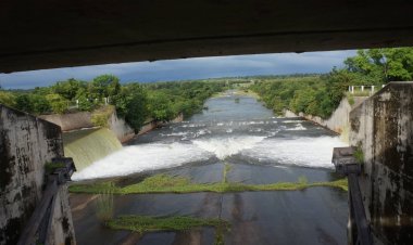 อั้นไม่ไหว!!กรมชลประทานปล่อยน้ำอ่างทับเสลาเตือนปชช.ด้านล่างยกของไว้ที่สูง