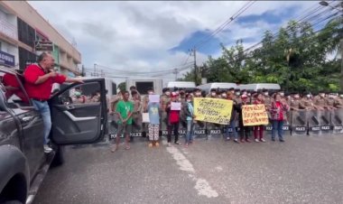 มาทุกม็อบ! ทั้งรับและไล่ "ลุงตู่" ลงพื้นที่ตรวจน้ำท่วม-ช่วยผู้ประสบภัยที่ขอนแก่น