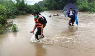 แห่ชื่นชม!ทหารพราน 35  ให้เด็นขี่หลังรับ-ส่ง นักเรียน ข้ามลำน้ำห้วยแม่ออกฮู