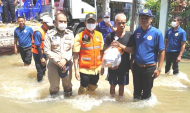 รักษาราชการผู้ว่าฯศรีสะเกษลงพื้นที่ตรวจสถานการณ์น้ำท่วม-ลุยน้ำมอบถุงยังชีพซับน้ำตาเหยื่ออุทกภัย