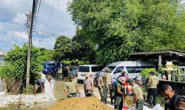 เทศบาลนครปากเกร็ดผนึกสนง.ปลัดกระทรวงกลาโหมจัดกำลังพลบรรจุกระสอบทรายทำแนวเขื่อนป้องน้ำท่วมชุมชน