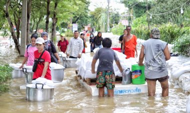 คนปทุมไม่ทิ้งกัน ชาญลุยน้ำแจกข้าวกล่องชาวบ้าน  วัดชุมชนเร่งเสริมแนวกระสอบทรายทำคันกั้นน้ำ