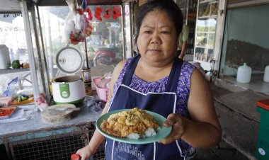 "เจ้เสริฐ"อิ่มอร่อยกับข้าวแกง 10 บาท ทานแล้วต้องอิ่มท้อง อิ่มใจ แถมยังได้บุญ