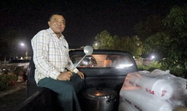 น้ำใจคนปทุมธานี ลุงชาญทำข้าวต้มแจกเจ้าหน้าที่ เร่งกู้คันกันน้ำวัดถั่วทอง หลังกระสอบทรายแตกยาวกว่า 30 เมตร