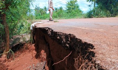 น้ำหลากกัดเซาะถนนโคราชพังยับ วอนซ่อมด่วนก่อนเกิดอุบัติเหตุหนัก