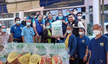 อธิบดีกรมการข้าวมอบเมล็ดพันธุ์ข้าวช่วยเหลือเกษตรกรอุทุมพรสัยน้ำท่วมนาล่ม