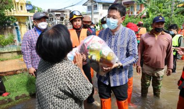 ผู้ว่าฯโคราชลุยน้ำแจกถุงยังชีพชาวชุมพวงหลังน้ำจาก 2 ลำน้ำเอ่อท่วม 700 หลัง สูงกว่า 1.50 ม.