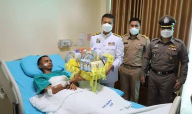 เชิญตะกร้าพระราชทานให้กับตำรวจที่ได้รับบาดเจ็บจากเหตุระเบิดปัตตานี