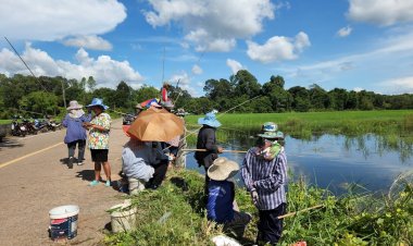 เกษตรกรกบินทร์บุรีเศร้าทุ่มนาข้าวจมน้ำเน่า-ซัดบ่อปลาแตกชาวบ้านแห่ดักจับปรุงอาหาร ขายยังชีพ