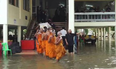 น้ำท่วมกบินทร์บุรียังไม่ลด ญาติลุยน้ำจัดงานศพที่วัดหาดสูงระดับท่วมสูง 20 ซม.