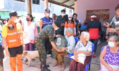ผบ.มทบ.25 และรักษาราชการผู้ว่าฯศรีสะเกษมอบสิ่งของแก่ผู้ประสบภัยน้ำท่วมอำเภอกันทรารมย์