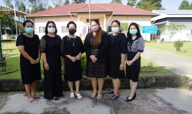 ครูปราจีนบุรีแต่งดำ-ลดธงชาติครึ่งเสาธงไว้อาลัยเหตุกราดยิงหนองบัวลำภูดับ 38 ศพ