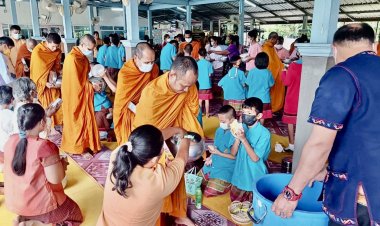 นายอำเภอขุนหาญ นำพุธทศาสนิชนนุ่งผ้าไทยใส บาตรพนะตรพระ