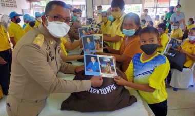 โพธิ์ศรีสุวรรณ มอบสิ่งของพระราชทาน จากมูลนิธิราษฎร์ประชานุเคราะห์ในพระบรมราชูปถัมภ์ แก่ผู้ประสบอุทกภัย