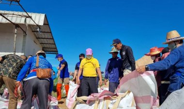 ชาวขอนแก่นเร่งกรอกทรายใส่กระสอบเพื่อไปทำแนวกั้นน้ำป้องกันน้ำชี-น้ำพองหนุนสูง ทะลักเข้าเขตเมือง