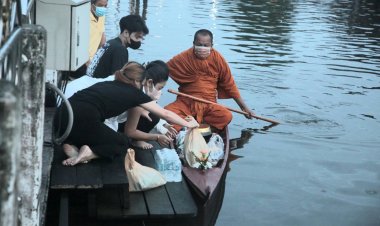 "พระครูแจ้"พระผู้มีแต่ให้ เมตตาธรรมเมตตารับจัดการพิธีศพเด็กจมน้ำดับ-ทําบุญตักบาตรทางน้ำ