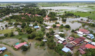 โนนสูงสำลักน้ำ!มวลน้ำอ่างลำเชียงไกรทะลักท่วมกว่า 150 หลัง ถนนจมกว่า 30 ซม.