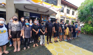 แม่ค้าตลาดน้ำบางน้ำผึ้งร่วมใส่ชุดสีดำและยืนไว้อาลัยให้กับ38ชีวิตกับเหตุการณ์สะเทือนขวัญหนองบัวลำภู