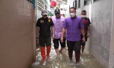 ผู้ว่าฯนนทบุรีตรวจเยี่ยมสถานการณ์น้ำท่วมบริเวณชุมชนมัสยิดท่าอิฐ หลังระดับน้ำท่วมสูง